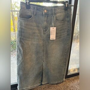 NWT women's long denim skirt (size medium)